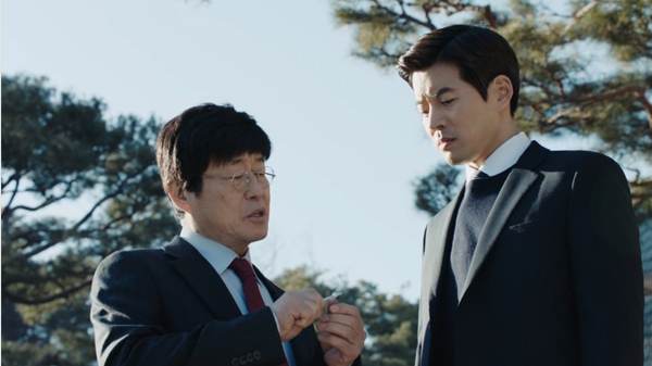 '귓속말' 2회에서 이상윤이 또 궁지에 내몰린다. (사진=SBS 캡처)