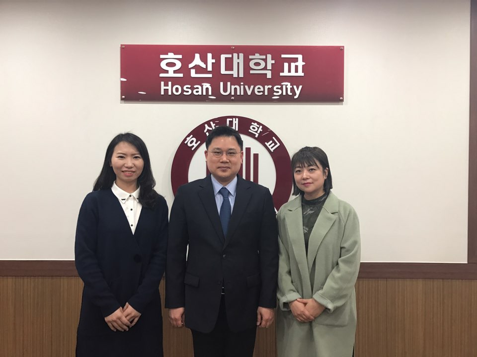 교환교수로 호산대를 방문한 중국 재세금융직업학교 교수들.(중앙 호산대 김재현 부총장을 중심으로 왼쪽은 카카 교수, 오른쪽은 왕영 교수)