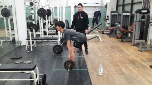 웨이트 훈련을 하고 있는 남승우. 복싱 덕에 그의 체형은 마른 비만에서 잘 빠진 몸짱이 됐다.