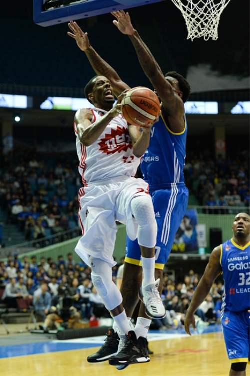 리카르도 라틀리프의 수비를 뚫고 슛을 시도하고 있는 애런 헤인즈. [사진=KBL]