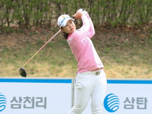 16일 루키로 삼천리투게더오픈 연장전에서 우승한 박민지가 2번 홀에서 티샷을 하고 있다. [사진=KLPGA]
