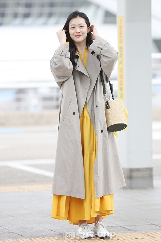 어색한 포즈 마저 예쁘고