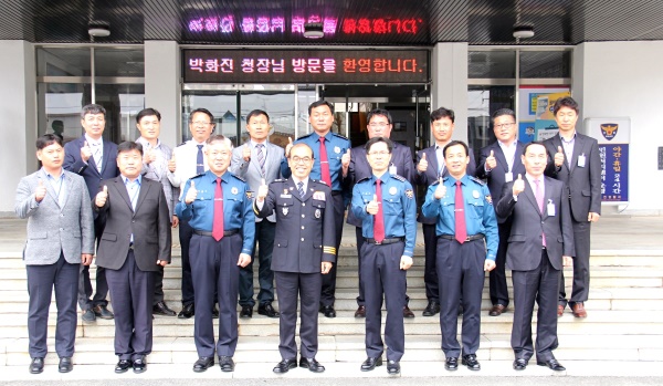 예천 경찰서를 치안현장 방문한 박화진(앞줄 가운데)지방 청장이 기념촬영을 하고 있다.(예천경찰서 제공)