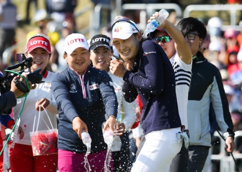 동료들로부터 우승 축하 세례를 받고 있는 김민선5.[사진=KLPGA]