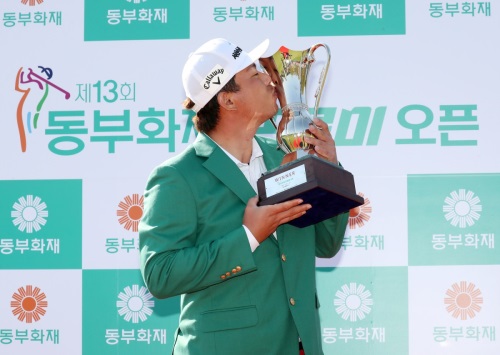 우승트로피에 입맞춤하는 맹동섭. [사진=KPGA]