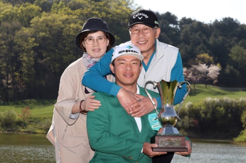 우승 후 가족과 함께 트로피를 들고 기념촬영을 하는 맹동섭. [사진=KPGA]
