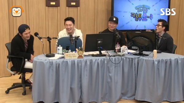 SBS 파워FM '두시탈출 컬투쇼'에 출연한 배우 김주혁과 고수. (사진=SBS 보이는 라디오 화면 캡처)