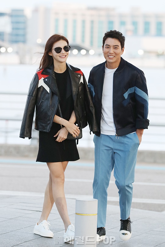 세상에 없는 비주얼 커플의 출국길
