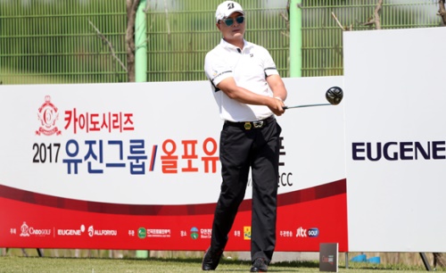무빙데이인 3라운드에서 1타차 선두로 뛰어 오른 김성용.[사진=KPGA]