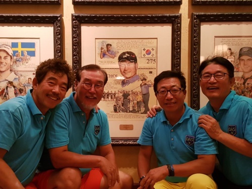 최경주가 우승한 TPC쏘그래스 클럽하우스에서 기념 촬영.