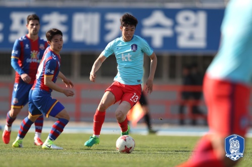 강지훈(가운데)이 연습경기를 통해 신태용 감독에게 본인의 가치를 어필했다. [사진=대한축구협회]