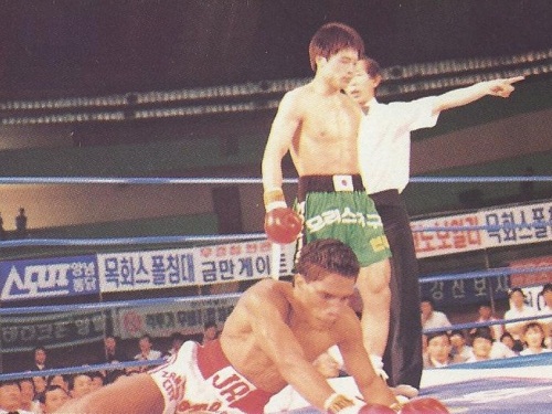 필리핀 선수와 국제전에서 KO승을 거둔 박봉관의 모습. 프로복서로 파죽의 연승을 달릴 때다.