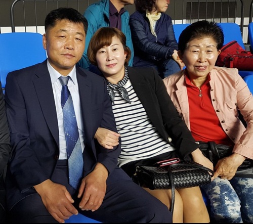 박봉관 관장(왼쬭)과 아내 김지영 씨(가운데). 오른쪽은 장모 손정숙 씨다.