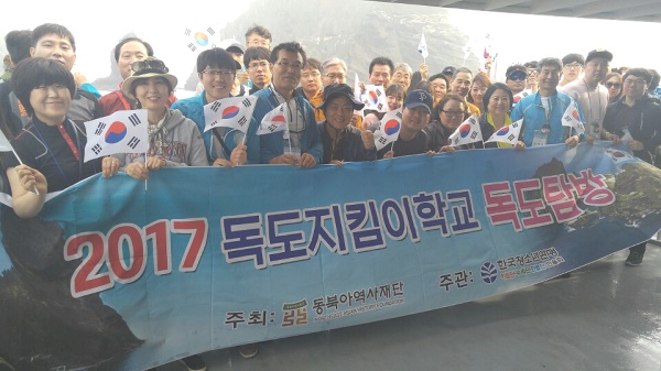 한국청소년 연맹 독도지킴이 학교가 7년째 독도를 방문해 나라사랑 정신을 일깨우고 있다.(청소년 연맹 제공)