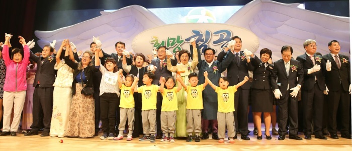 제 13회 칠곡군민의 날에는 군민모두가 참여하는 기획행사로   13만 군민의  대화합과 시 승격을 기원했다.(칠곡군 제공)