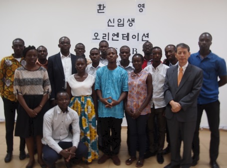 해외 한국학 씨앗형 사업지원 대학으로 선정된 서아프리카 코트디부아르의 펠렉스우푸에부아니 대학교의 한국학 전공과정 신입생들이 기념촬영을 하고 있다.(사진 제공:한국학중앙연구원)