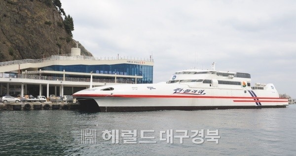 운항 가능한 해상날씨에도 불구 해경의 출항통제로 울릉도 도동항에 발묶인  썬플라워호(사진=독자제공)