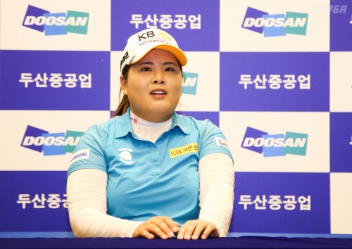 2연승을 거둔 후 인터뷰하고 있는 박인비.[사진=KLPGA]