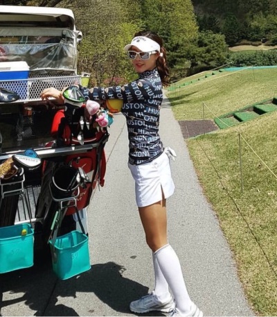 휴스토니의 냉감소재에 로고디자인을 입힌 패턴 이너웨어.