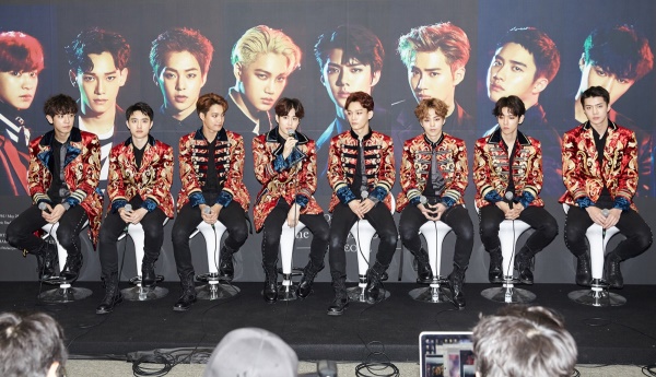 EXO poses for the camera at a press conference ahead of its Seoul concert on Sunday. (S.M. Entertainment)