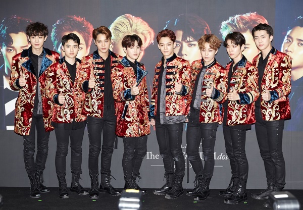 EXO poses for the camera at a press conference ahead of its Seoul concert on Sunday. (S.M. Entertainment)
