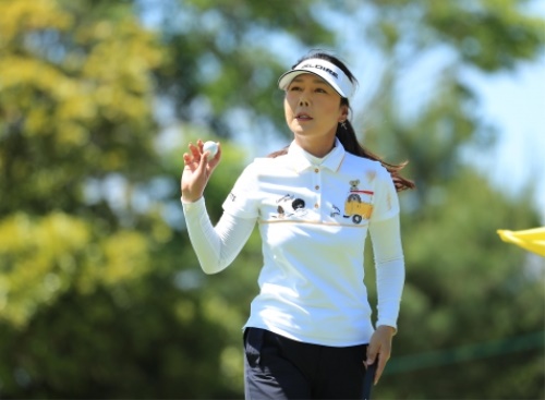 강수연이 리조트트러스트에서 연장 우승하면서 JLPGA 통산 3승을 달성했다.