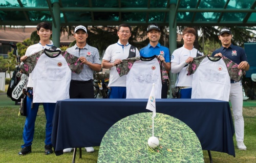 31일 우정힐스에서 열린 양궁과 골프의 대결 참석자들. 왼쪽부터 이우석, 문도엽, 이창환,나상욱,이승윤, 조병민 선수. [사진=코오롱그룹]