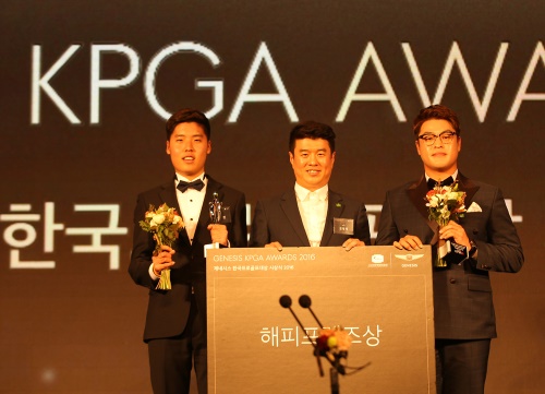 작년 KPGA 대상 시상식에서 해피프렌즈상을 받은 이승민 프로(왼쪽). [사진=KPGA]