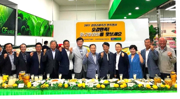 이완영(오른쪽 다섯번째) 의원이 지역구에서 생산되는 성주 명품참외 와 칠곡 벌꿀참외 소비 촉진을 위해 홍보에 열을 올렸다.(이완영 의원실 제공)