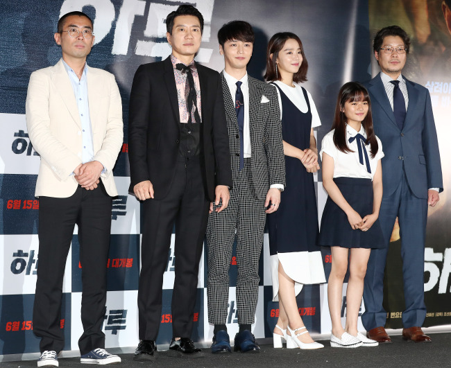 From left: Director Jo Sun-ho poses with Kim Myung-min, Byun Yo-han, Shin Hye-sun, Jo Eun-hyung and Yoo Jae-myung for a photo at a press conference Wednesday at CGV Wangsimni in Seongdong-gu, Seoul. (Yonhap)