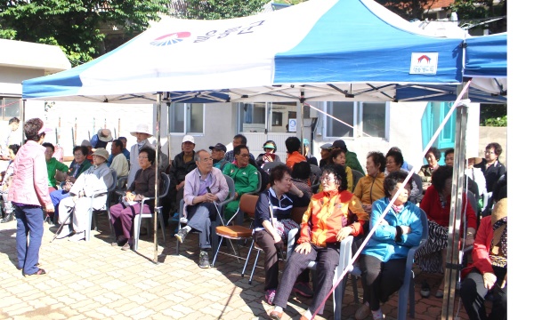 진료를 받기위해 많은 주민들이 대기하고 있다.(병원 제공)