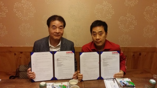 '유남규러버' 제작 계약서를 체결한 이옥규 게보코리아대표(왼쪽)와 유남규 감독.