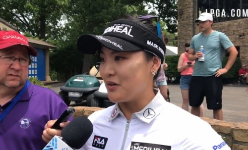 25일 2라운드를 마친 유소연이 언론사들과 인터뷰 하고 있다. [사진=LPGA투어]