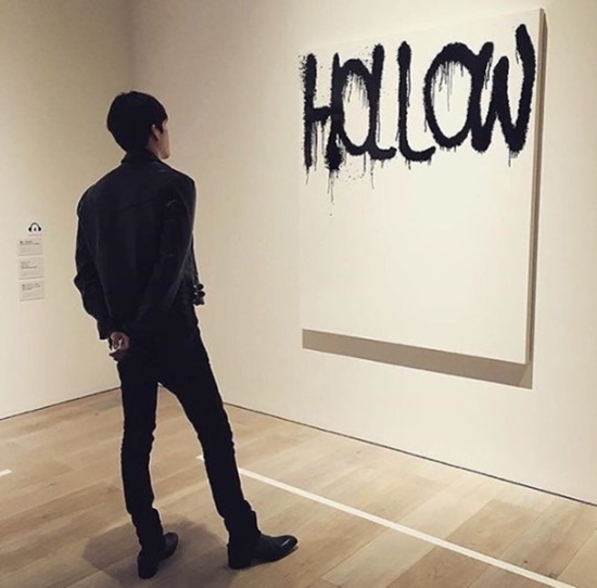 A photo of Kim Woo-bin at a gallery that was uploaded to a fake Instagram account on Sunday. (Instagram account)