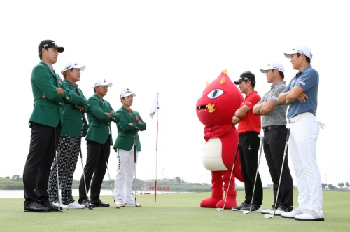 칩샷대결에 나선 챔피언(왼쪽부터 이정환, 주흥철, 김성용, 김우현)과 도전자들(김형성, 강경남, 김경태).