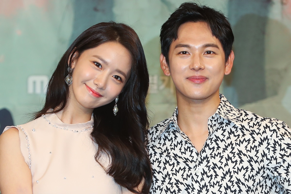 Yoona (left) and Im Si-wan meet with reporters at a press conference for “The King Loves” on Monday at the MBC headquarters in Sangam-dong, Seoul. (Yonhap