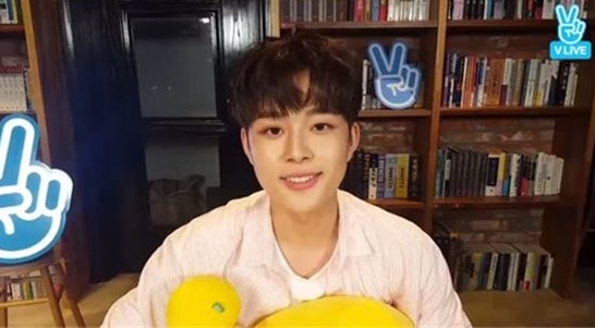 '프듀2' 유선호가 V앱을 통해 황민현에 대한 애정을 드러냈다. (사진=V앱 캡처)