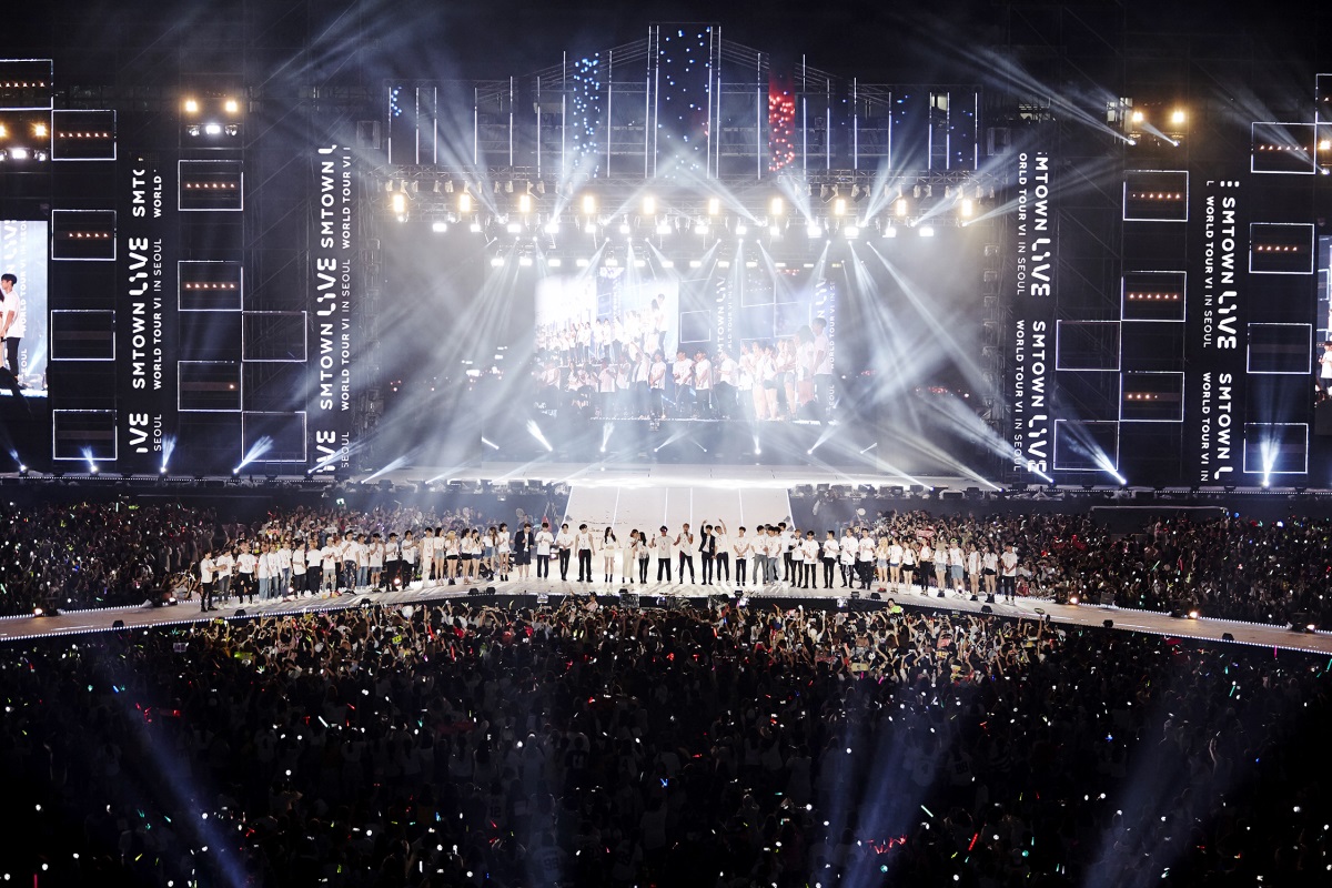 K-pop artists signed by S.M. Entertainment perform at the “SM Town Live World Tour VI” concert held at Seoul World Cup Stadium on Saturday. (S.M. Entertainment-Yonhap)