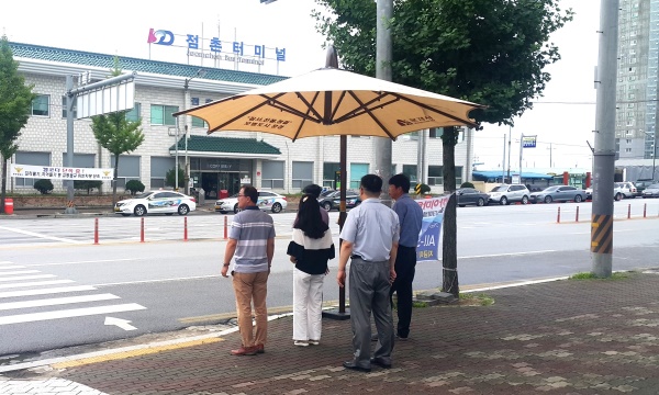 문경시가  여름철 폭염에 대비.시원한 그늘막을 설치 운영해 좋은 반응을 얻고 있다.(사진=문경시 제공)