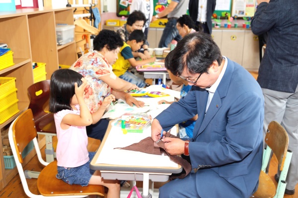 권영세 안동시장이  일직 초등학교에서 까막눈  할머니들과 수업을 받고 있다.(사진=안동시 제공)