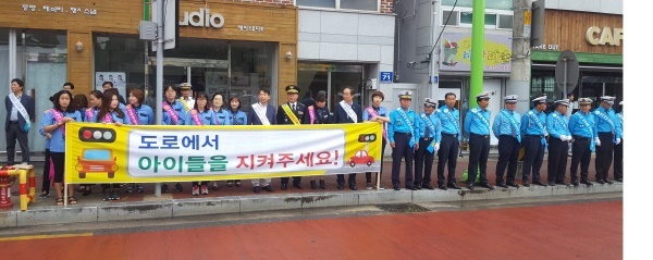 영주경찰서가  등굣길 교통안전을  위한 캠페인을 진행했다.(사진=영주경찰서 제공)