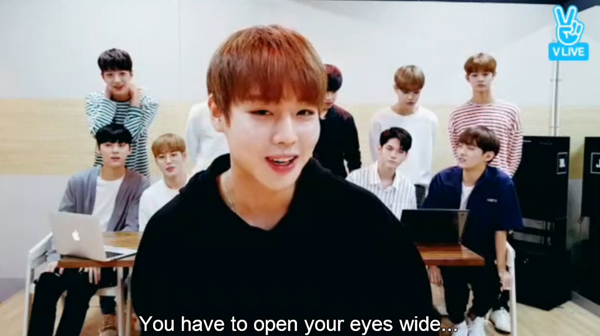 워너원 박지훈이 다양한 형태의 윙크를 선보였다. (사진=V라이브 캡처)