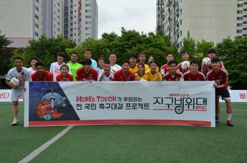 맘스터치 지구방위대FC가 16일 서울 가락고등학교에서 도전팀들과 4:4 풋살 매치를 벌였다.