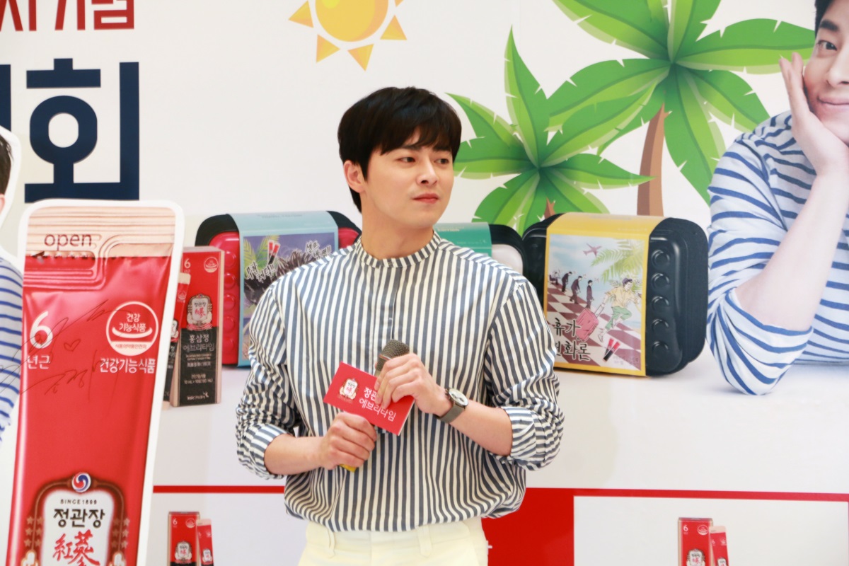 Actor Cho Jung-seok speaks at a fan sign event held in Jamsil, Seoul Friday (Kim So-yeon/ The Korea Herald)