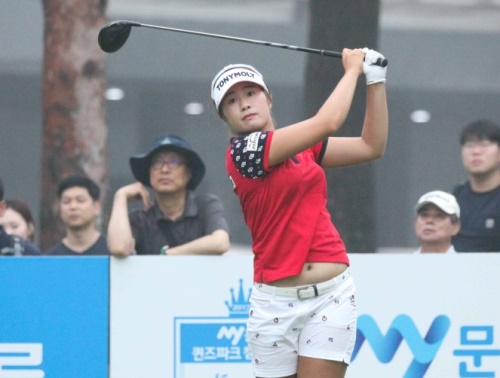 이정은6가 23일 문영퀸즈파크 파이널 라운드 1번홀 드라이버 티샷 날리고 있다. [사진=KLPGA]