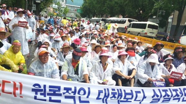 우박피해를 입은 뿔난 농민들이  청와대 앞에서 대책마련을 촉구하고 있다.(사진=영주시 제공)