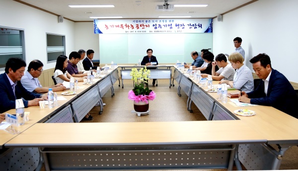 칠곡군이 입주기업 을 대상으로 현장간담회를 실시해  기업하기 좋은 도시를 만들고 있다.(칠곡군 제공)