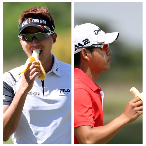 경기 중 바나나를 먹고있는 이태희(좌)와 문도엽. [사진=KPGA]