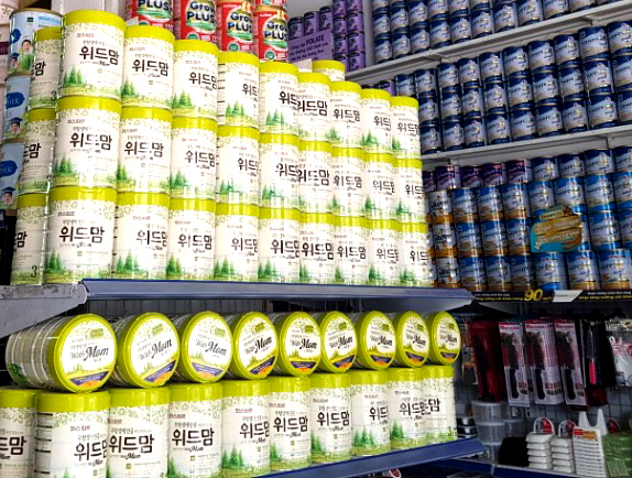 파스퇴르 무항생제 위드맘 분유가 베트남 유아 전문점에 진열되어 있는 모습. [제공=롯데푸드]