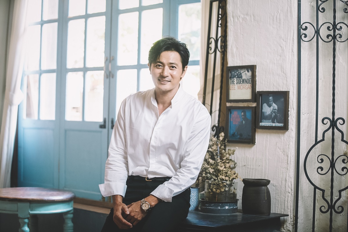 Jang Dong-gun poses for a photo before an interview in Palpan-dong, Seoul, on Aug. 17. (Hohoho Beach)